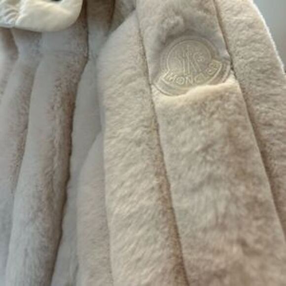 Women's Moncler White faux fur detachable hood down jacket size 3 NWT - Picture 12 of 16